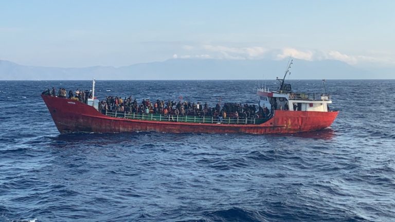 Διάσωση 400 προσφύγων & μεταναστών ανατολικά της Κρήτης από το Λιμενικό — Οδηγούνται σε ασφαλές σημείο (video)
