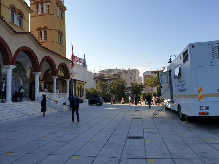 Λάρισα: Ξεκίνησαν οι εμβολιασμοί έξω από εκκλησίες (video)