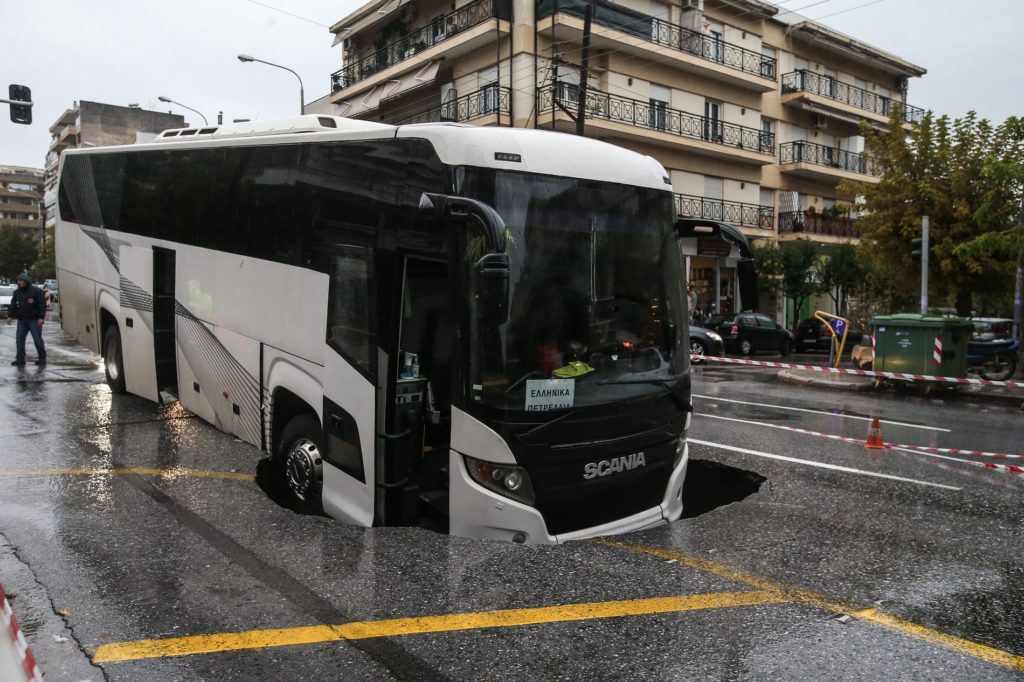 Θεσσαλονίκη: Υποχώρησε το οδόστρωμα στην Εθνική Αντιστάσεως – “Βυθίστηκε” λεωφορείο