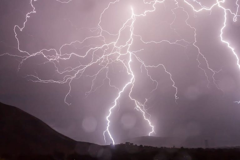 Αστραπές και έντονη βροχή σε όλη τη χώρα – Πάνω από 15.000 κεραυνοί σε ένα 24ωρο (video)