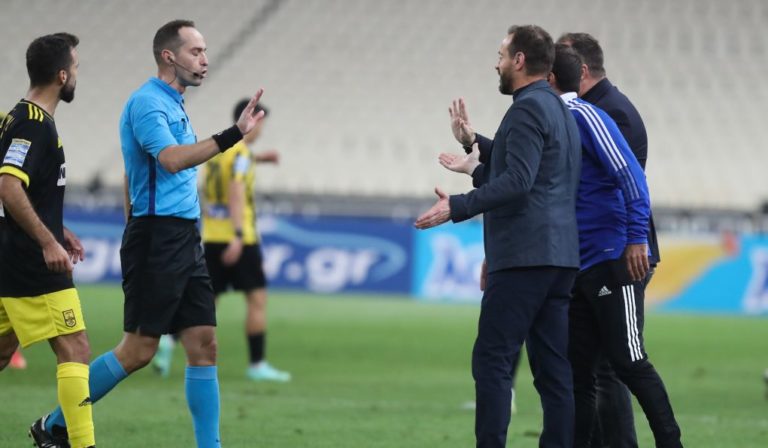 ΑΕΚ: «Ο Μάντζιος επιτέθηκε φραστικά στον Καραντώνη – Λεκτική ένταση στο ημίχρονο»