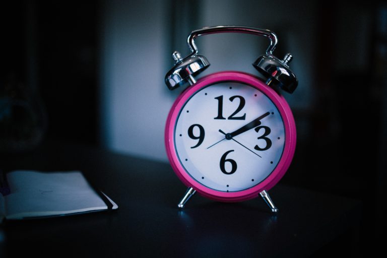 Τα 3 «μυστικά» για να κοιμόμαστε καλύτερα – Ο ύπνος μας επηρεάζει το πώς περπατάμε, λέει νέα έρευνα