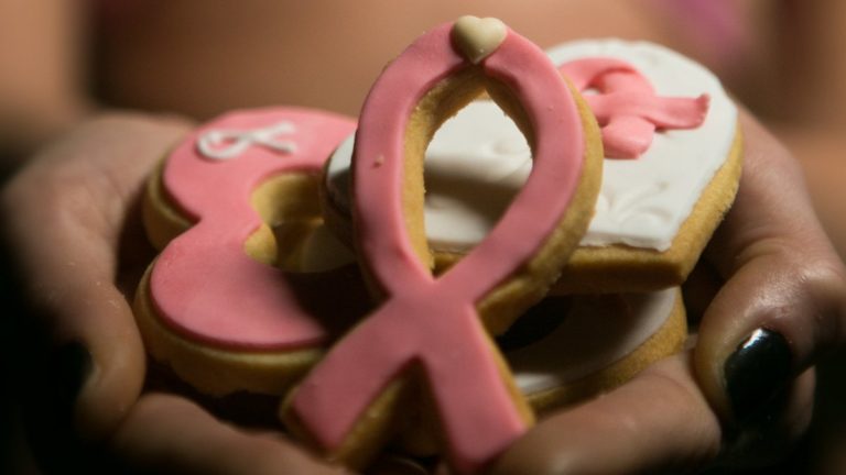 Η MeliSoula πουλάει ροζ μπισκότα για τον καρκίνο του μαστού