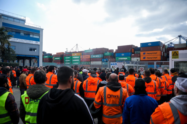 Λιμάνι Πειραιά: 24ωρη απεργία σήμερα των εργαζόμενων στη διακίνηση εμπορευματοκιβωτίων (video)