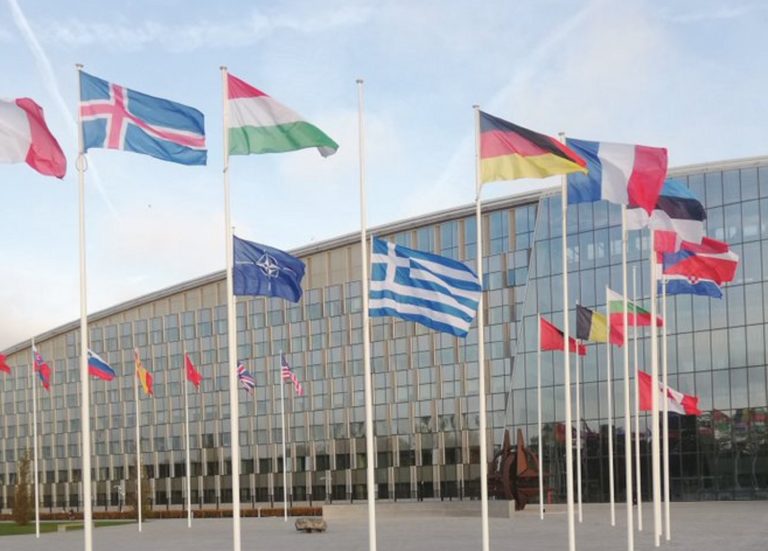 Μεσίστια η ελληνική σημαία στο ΝΑΤΟ για την απώλεια της Φώφης Γεννηματά