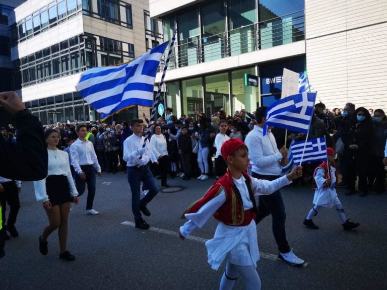 Στουτγκάρδη: Χιλιάδες θεατές αποθέωσαν την Ελληνική Παρέλαση