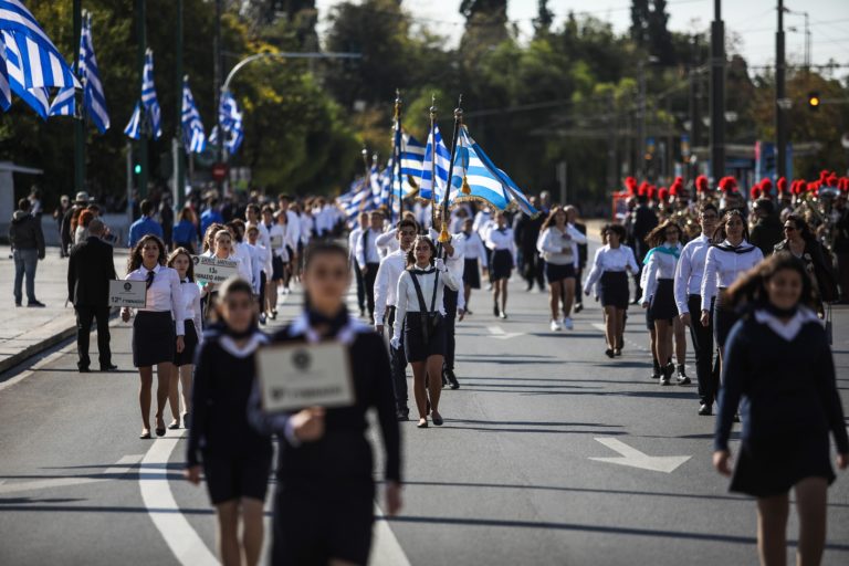 Μεγαλειώδης η μαθητική παρέλαση στην Αθήνα (video)