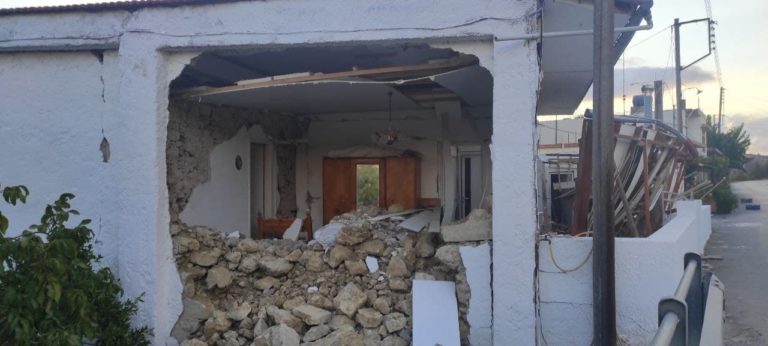 Σεισμός – Αρκαλοχώρι: Χιλιάδες σπίτια μη κατοικήσιμα σπίτια – Τι γίνεται με τα σχολεία