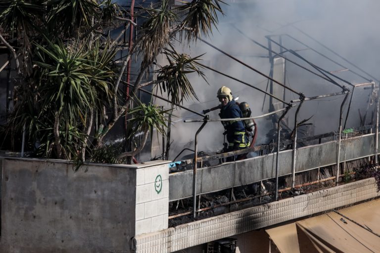 Υπό έλεγχο η φωτιά σε πολυκατοικία στον Κολωνό – Απεγκλωβίστηκαν όλοι με ασφάλεια