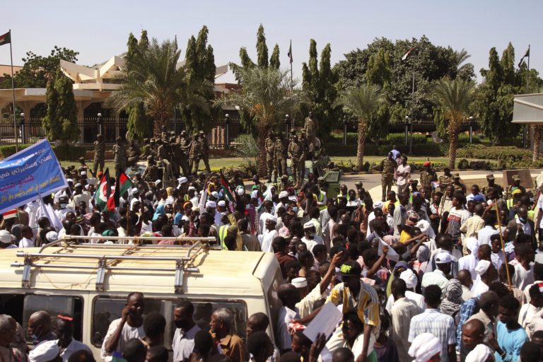Σουδάν: Χιλιάδες διαδηλωτές στο Χαρτούμ ζητούν από τον στρατό να αναλάβει την εξουσία