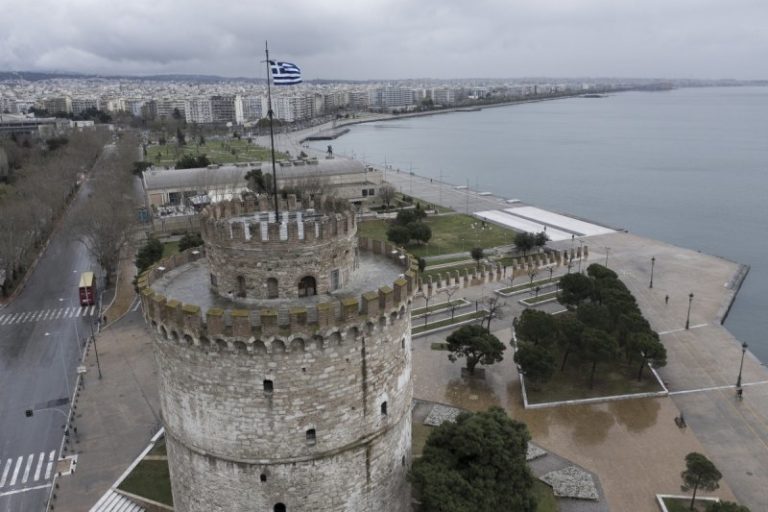 Αντιεμβολιαστές, ακροδεξιοί και αντιφασίστες πραγματοποιούν συγκεντρώσεις στο κέντρο της Θεσσαλονίκης