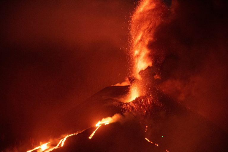 Λα Πάλμα: Κατέρρευσε μερικώς ο κύριος κρατήρας – Οι εκρήξεις συνεχίζονται