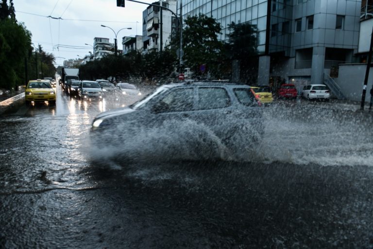 Κίνηση στους δρόμους της Αττικής από την κακοκαιρία – Τα σημεία – παγίδες