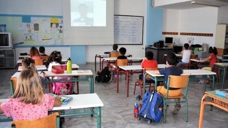 Συγχωνεύσεις σχολικών τμημάτων: Δηλώσεις στην ΕΡΤ για τις άδειες, τα κενά και τις «άδικες» μετακινήσεις (video)