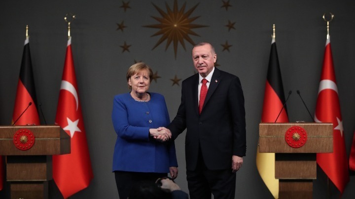 Στην Κωνσταντινούπολη έφτασε η Μέρκελ – Συνάντηση με τον Τούρκο πρόεδρο