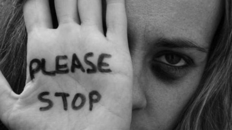 Κακοποίηση γυναικών: Συγκλονίζουν οι μαρτυρίες των θυμάτων στην ΕΡΤ