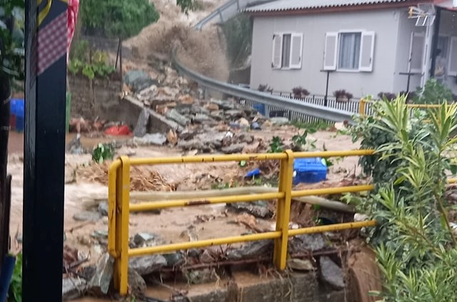 Πλημμύρισαν δρόμοι και υπέστησαν ζημιές σπίτια και αυτοκίνητα στο Αν. Πήλιο – Προβλήματα και στο Δήμο Ρήγα Φεραίου