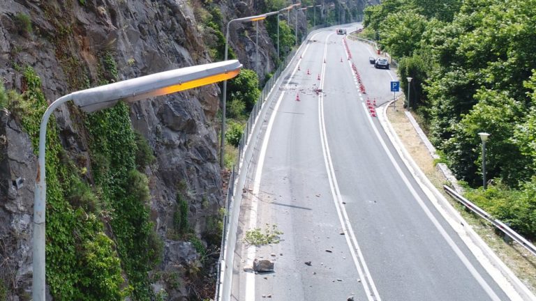 Εκλεισε προληπτικά λόγω βραχόπτωσης η Π.Ε.Ο. στην κοιλάδα των Τεμπών