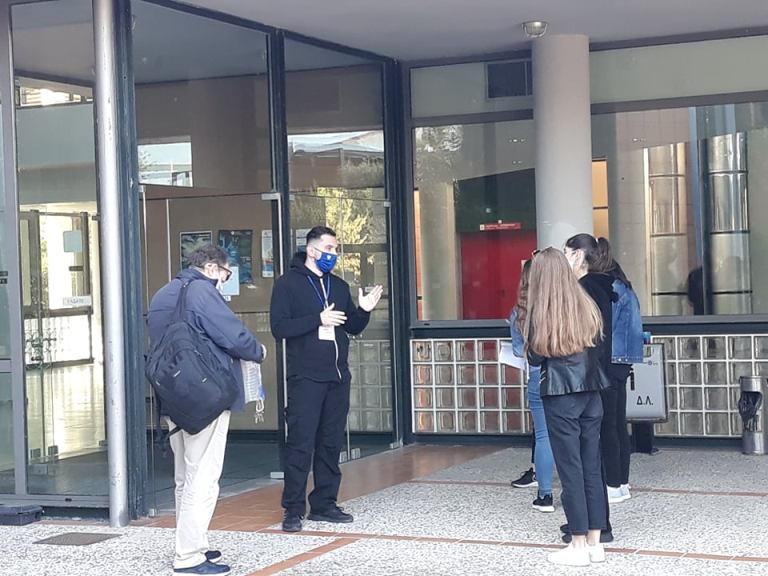 Mε χαμόγελα, πιστοποιητικά εμβολιασμού και rapid test η έναρξη της νέας ακαδημαϊκής χρονιάς στην Λάρισα