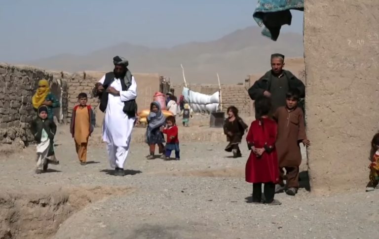 Αφγανιστάν: Η χώρα λιμοκτονεί – Πωλούν τις κόρες τους για να επιβιώσουν (video)