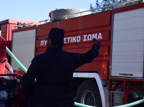 Αχαΐα: Σε εξέλιξη η πυρκαγιά σε καλαμιώνες στη λίμνη Λάμια
