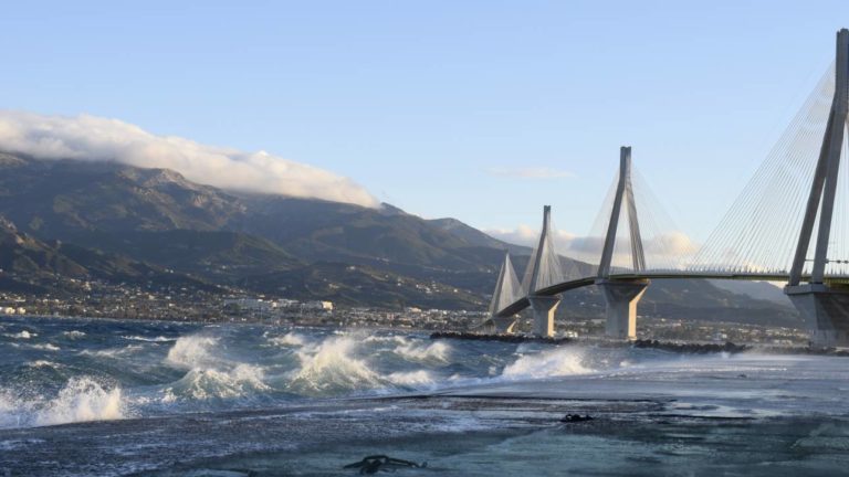 Πάτρα: Περιορισμοί κυκλοφορίας στη Γέφυρα Ρίου-Αντιρρίου λόγω ισχυρών ανέμων
