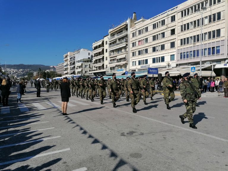 Με στρατιωτική παρέλαση και μάσκες γιορτάστηκε η Επέτειος του ΟΧΙ