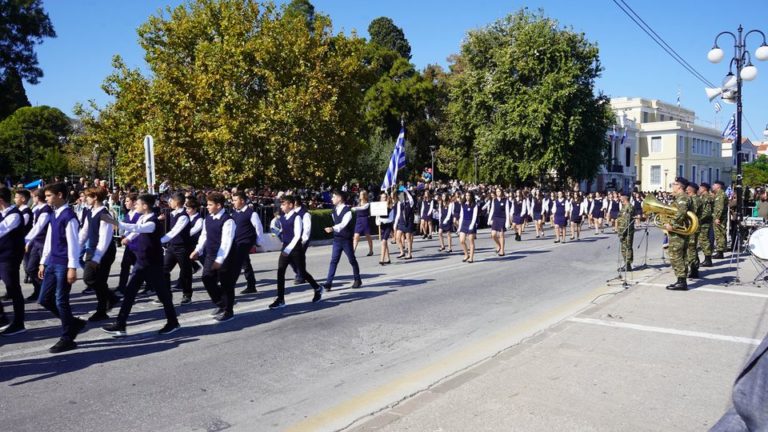 Μυτιλήνη: Μαθητική και στρατιωτική παρέλαση με πλήθος κόσμου (video)
