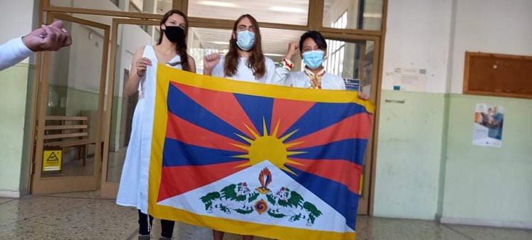 Ελεύθεροι οι τρεις Θιβετιανοί που σήκωσαν αυτονομιστική σημαία