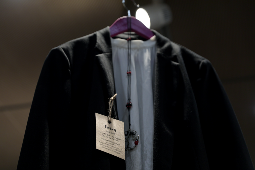 Εγκαίνια της έκθεσης She’s gone: Συγκίνηση για το μαύρο κοστούμι της Ελένης Τοπαλούδη