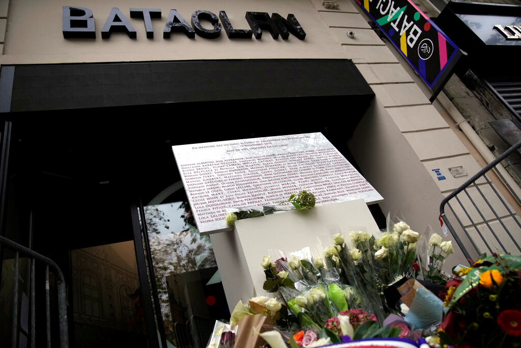 Έξι χρόνια από την επίθεση στο Μπατακλάν: Η Γαλλία τιμά τα θύματα