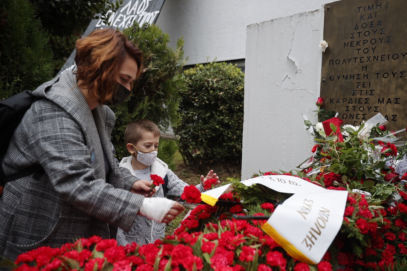 Επέτειος Πολυτεχνείου: Χιλιάδες άνθρωποι τίμησαν τα θύματα της εξέγερσης