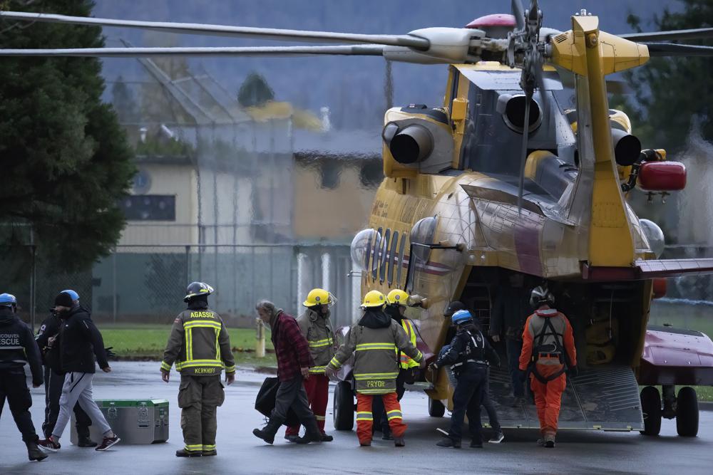 Καταστροφικές κατολισθήσεις στον Καναδά: Με ελικόπτερα ο απεγκλωβισμός οδηγών (εικόνες)