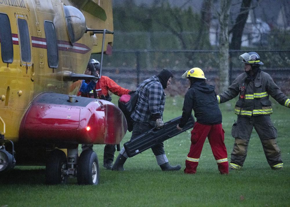 Καταστροφικές κατολισθήσεις στον Καναδά: Με ελικόπτερα ο απεγκλωβισμός οδηγών (εικόνες)