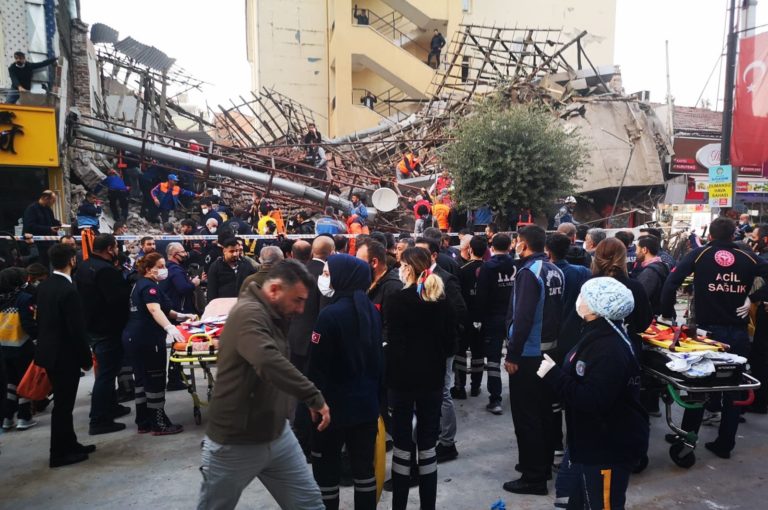 Τουρκία: Κατέρρευσε κτήριο στη Μαλάτια – Γύρω στα 10 άτομα έχουν εγκλωβιστεί