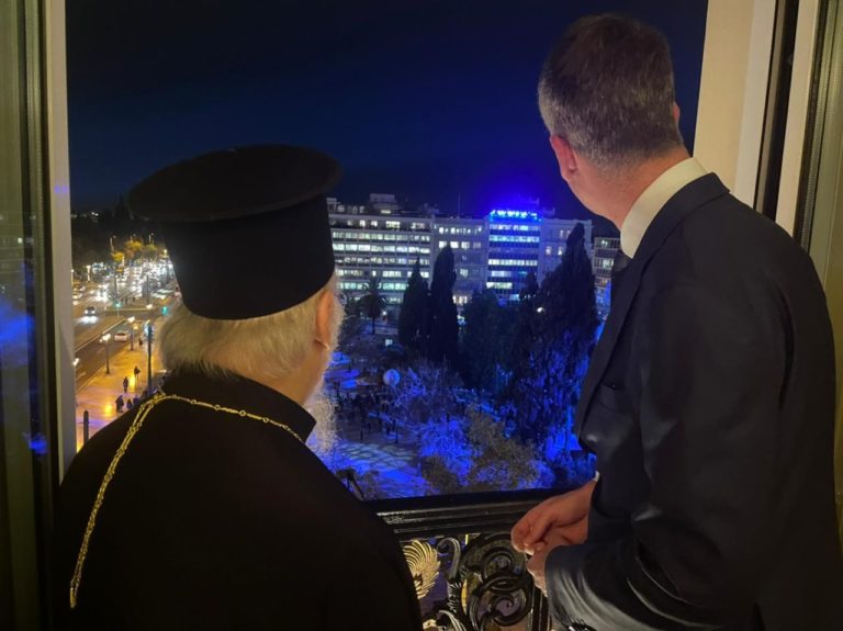 Βίντεο – Φωτογραφίες ertnews.gr: Ο Πατριάρχης Βαρθολομαίος με τον δήμαρχο Αθηναίων Κ. Μπακογιάννη στην φωταγώγηση του δέντρου στο Σύνταγμα