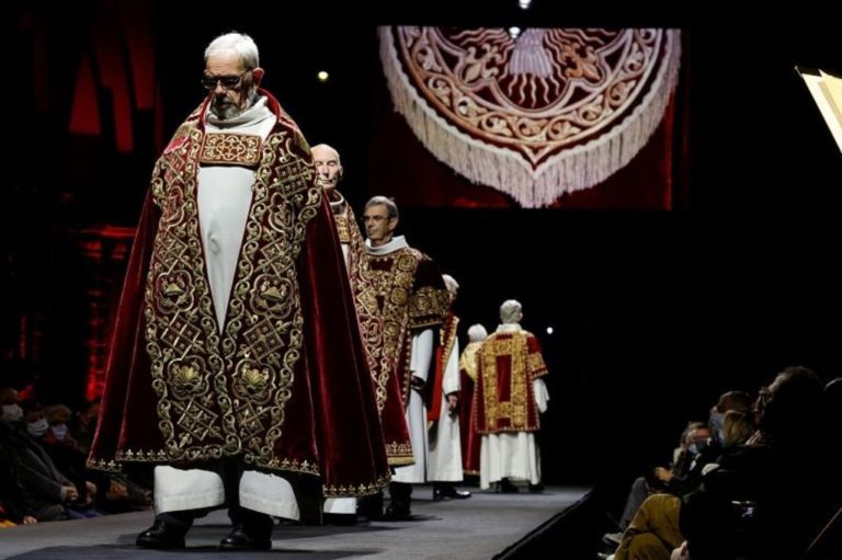 Βέλγιο: Ιερείς σε ρόλο μοντέλων έκαναν πασαρέλα με εκκλησιαστικά άμφια σε καθεδρικό ναό
