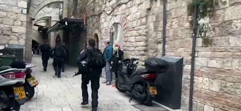 Ιερουσαλήμ: Ένοπλος πυροβόλησε και σκότωσε έναν άνδρα – Τραυματίστηκαν άλλοι τρεις (video)