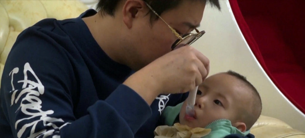 Πατέρας στην Κίνα παρασκευάζει ο ίδιος το δυσεύρετο φάρμακο για το δίχρονο γιο του