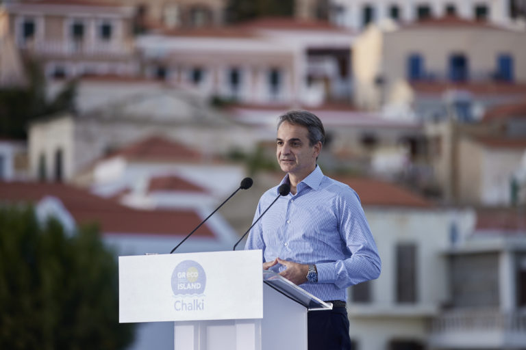 Μητσοτάκης από Χάλκη, το πρώτο «πράσινο» νησί: Στο Αιγαίο δεν υπάρχουν άγονες γραμμές (video)