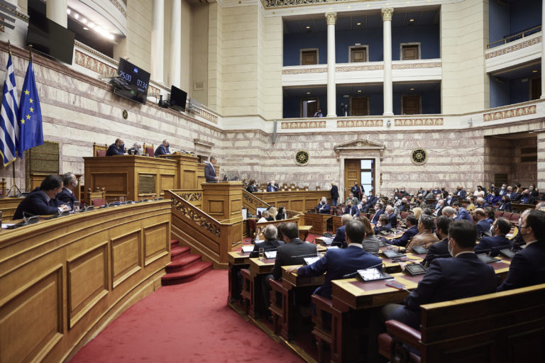 Έκτακτα μέτρα ενίσχυσης σε χαμηλοσυνταξιούχους, υγειονομικούς, ΑμεΑ – Κόντρα κορυφής στη Βουλή