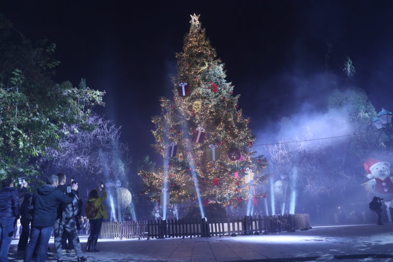 Βίντεο – Φωτογραφίες: Φωταγωγήθηκε το χριστουγεννιάτικο δέντρο στο Σύνταγμα
