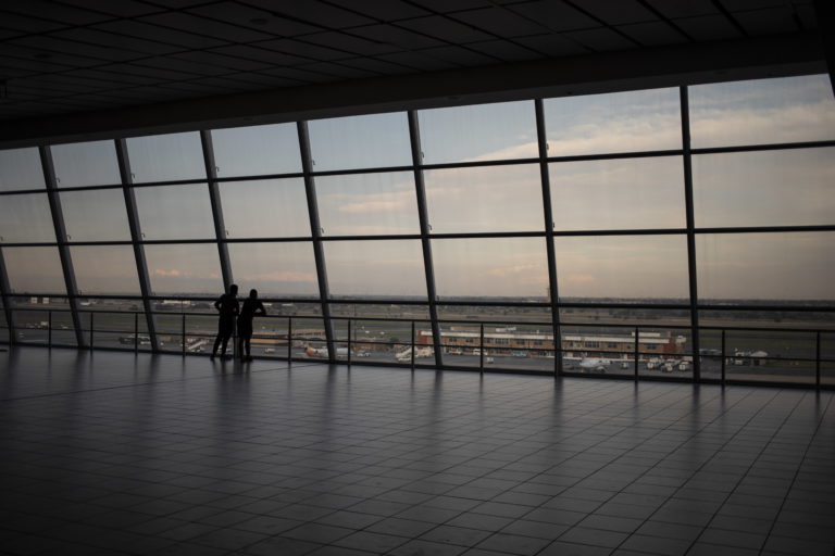 Νότια Αφρική: Η παραλλαγή Όμικρον ίσως να είναι εκείνη που θα εκτοπίσει τη Δέλτα