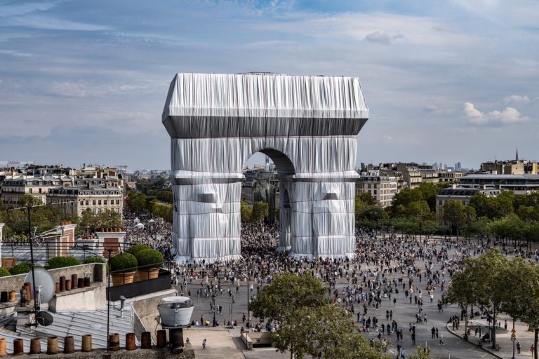 Παρίσι: Σχεδόν στα έξι εκατομμύρια όσοι είδαν την Αψίδα του Θριάμβου «τυλιγμένη» (φωτογραφίες)