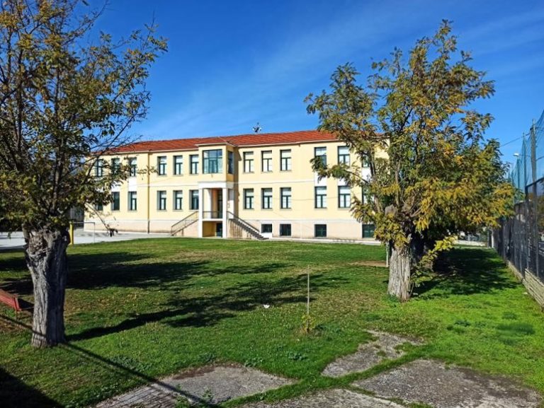 Αλιστράτη Σερρών: Αρνείται να στείλει τα 4 παιδιά του στο σχολείο με μάσκα και self test (video)