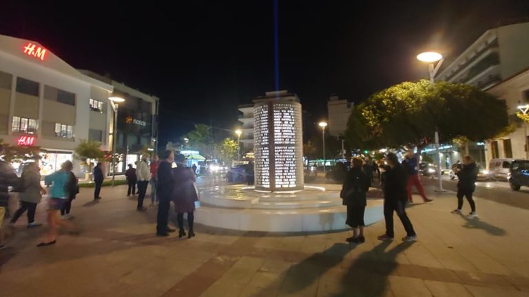 Καλαμάτα: Ολοκληρώθηκε το «Μνημείο Φωτός» στην Κεντρική Πλατεία