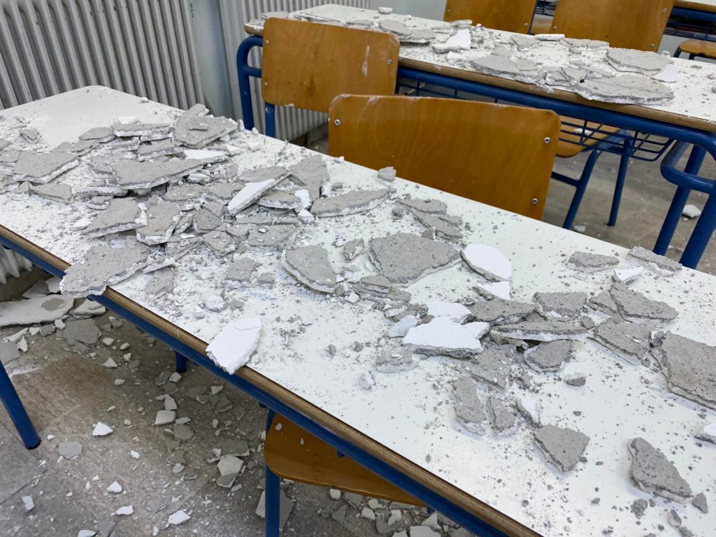 Καλαμάτα: Έπεσαν σοβάδες σε σχολική τάξη στο 1ο Λύκειο (video)