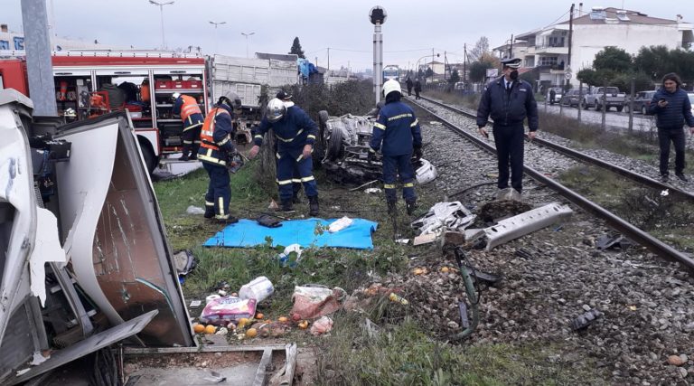 Τρίκαλα: Αυτοκίνητο παρασύρθηκε από αμαξοστοιχία (φωτογραφίες)