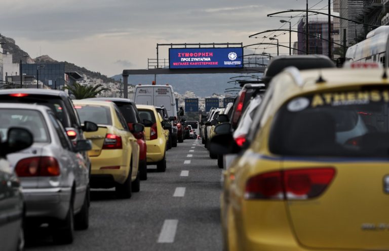 Η κίνηση στους δρόμους: Συμφόρηση σε Κηφισό και Συγγρού (video)