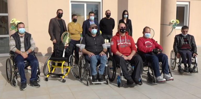 Δύο ειδικά αμαξίδια από το ΚΔΑΠμεΑ «Ηλίανθος»